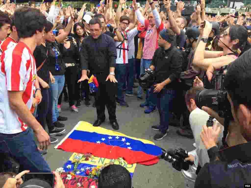 Los ex alumnos del colegio San Ignacio de Loyola, rindieron un minuto de silencio en su memoria, en el sitio donde cayó. Foto: Álvaro Algarra.
