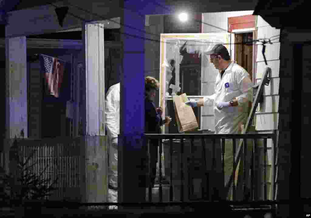 Members of the FBI evidence team remove items from a house where three missing women were found, Cleveland, Ohio, May 6, 2013.
