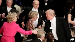 Le démocrate Hillary Clinton, à gauche, se serre la main avec le républicain Donald Trump, à droite, lors du diner annuel des candidats à la présidentielle, à New York, 20 octobre 2016. 