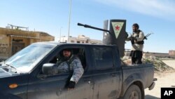 지난달 24일 이슬람 수니파 무장반군 ISIL 대원들이 시리아 하사케 지역에서 탈취한 쿠르드 자치병력 차량을 타고있다. (자료사진)