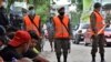 Soldados guatemaltecos retienen a un grupo de migrantes que trataban de llegar hasta la frontera con México el 3 de octubre de 2020.