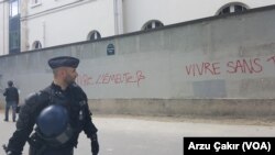 Un policier en France.