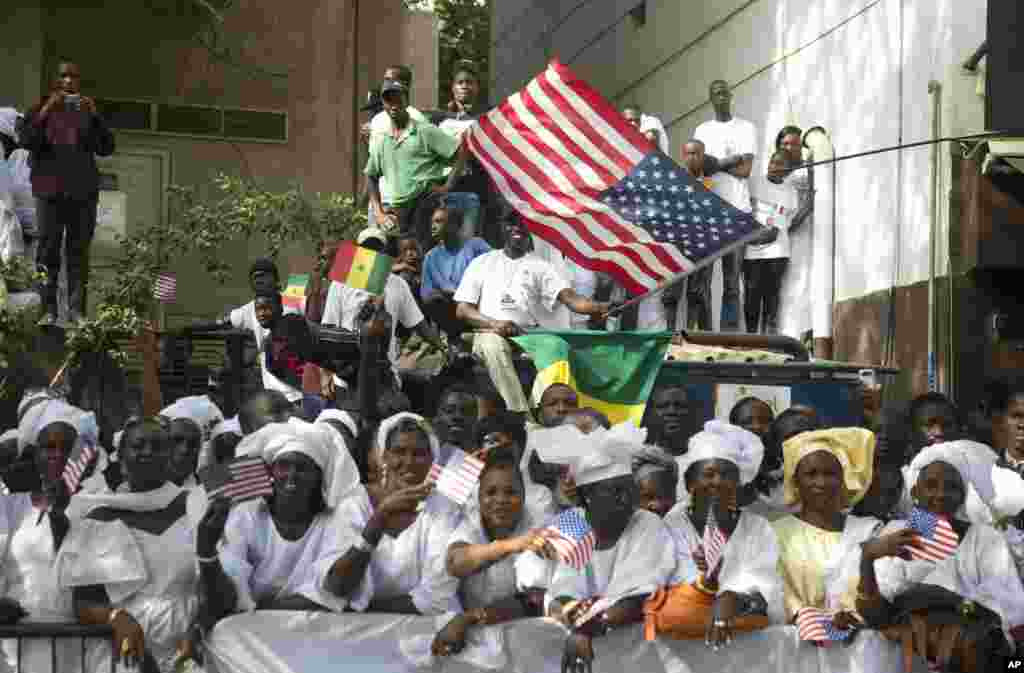 People line the motorcade route of U.S. President Barack Obama on his way to meet with Senegalese President Macky Sall in Dakar, June 27, 2013.