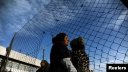 Une Afghane participe à une manifestation pour protester contre les conditions de vie dans le camp de d'Hellinikon, en Grèce, le 18 février 2017.