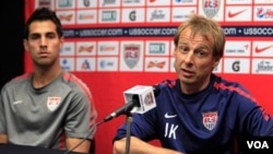 Jurgen Klinsmann, derecha, aseguró no estar preocupado por la falta de victorias de su equipo.