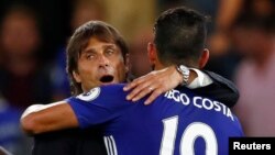 L'entraîneur de Chelsea Antonio Conte fait un accolade à Diego Costa après une victoire, à Stamford Bridge, 15 août 2016.