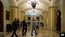美國國會參議員多數黨領袖麥康奈爾星期日晚步出參議院辨公室。