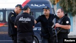 Des officiers de police garde un hôtel à Sousse, Tunisie, le 27 juin 2015.