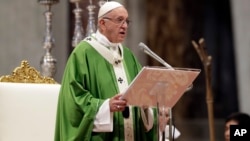 Paus Fransiskus memberikan khutbah di Basilika Santo Petrus, Vatikan, Minggu (28/10). 