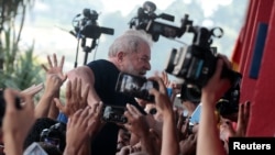 L'ex-président brésilien Luiz Inacio Lula da Silva est porté par des sympathisants devant le syndicat métallurgique de Sao Bernardo do Campo, au Brésil, le 7 avril 2018. REUTERS / Leonardo Benassatto 