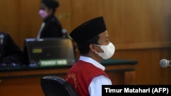 Herry Wirawan di pengadilan di Bandung, Jawa Barat pada 15 Februari 2022. (AFP/Timur Matahari)