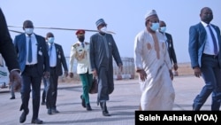 Le président nigérian Muhammadu Buhari (au centre), entouré de sa garde rapprochée.