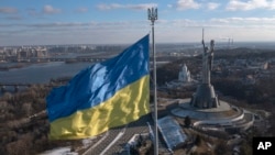Министерот за инфраструктура Олександр Кубраков рече дека Владата „работи да ги замени откажаните летови“
