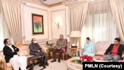 بعض ماہرین کہتے ہیں کہ ایم کیو ایم کے ساتھ مسلم لیگ (ن) کا اتحاد پیپلزپارٹی کے لیے پیغام ہے۔