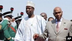 Abdoulaye Wade (à dr.) au sommet spécial de la CEDEAO, le 7 déc. 2010, au Nigéria