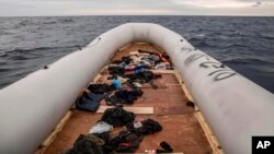 Des affaires appartenant à des migrants secourus par une association au large de tripoli, en Libye, le 18 février 2018. 
