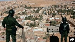 Des policiers algériens, 8 février 2014