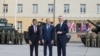 Britanski premijer Rishi Sunak, poljski premijer Donald Tusk i generalni sekretar NATO-a Jens Stoltenberg poziraju ispred vojnika iz Poljske (L) i Britanije (R) u Varšavskoj oklopnoj brigadi u Varšavi, Poljska, 23. aprila 2024. godine.