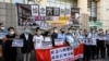Taipan media Jimmy Lai (tiga dari kiri), dan pendukung serta aktivis lainnya, yang memimpin renungan 4 Juni peringatan penumpasan Lapangan Tiananmen 1989 di Beijing, berkumpul sebelum menghadiri sidang di Pengadilan Kowloon Barat, Hong Kong, 13 Juli 2020. 