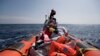 Des migrants braqués par un groupe armé en Méditerranée 