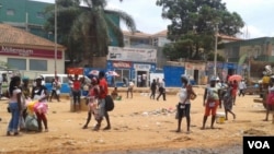 Zungueiras nas ruas de Luanda