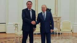El presidente ruso, Vladimir Putin, estrecha la mano de su homólogo brasileño, Jair Bolsonaro, durante una reunión en Moscú, Rusia, el 16 de febrero de 2022.