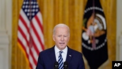 Prezidan Joe Biden Pale sou envazyon La Risi fe nan Ikren depi Chanm Es Lamezonblanch la, Jedi 24 Fevriye 2022. 