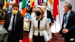 Umukuru wa Komisiyo y'Ubumwe bw'Ubulayi Ursula von der Leyen avuye mu nama yavugaga ku kibazo cya Ukraine n'Uburusiya. Iyi nama yabereye i Buruseri mu Bubiligi. taliki 25, z'ukwa kabiri 2022. 