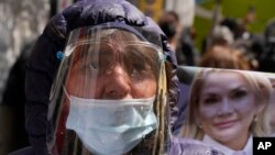 Partidarios de la expresidenta interina de Bolivia, Jeanine Áñez, se reúnen frente a la Corte de Justicia el primer día del juicio a Áñez en La Paz, Bolivia, el 10 de febrero de 2022.