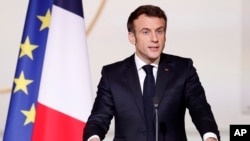 Le président français Emmanuel Macron prononce son discours lors d'une conférence de presse à l'Elysée à Paris, le 17 février 2022.