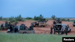 Des soldats maliens sont photographiés lors d'une patrouille avec des soldats de la nouvelle force Takuba près de la frontière nigérienne dans le cercle de Dansongo, au Mali, le 23 août 2021.