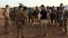 Des officiers des Forces spéciales de la Marine française forment des soldats maliens des FAMA dans le cadre de la nouvelle mission militaire de la Force Takuba dans la base militaire malienne de Menaka, le 6 décembre 2021.