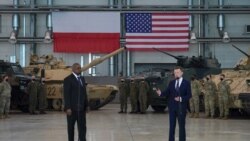 El secretario de Defensa de EE. UU., Lloyd Austin, en un acto oficial con su homólogo polaco, Mariusz Blaszczak, en Varsovia, el 18 de febrero de 2021.