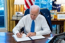 El presidente Joe Biden firma una orden ejecutiva para prohibir comercio e inversiones con regiones con regiones separatistas de Ucrania, el lunes 21 de febrero de 2021.