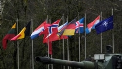Las banderas de la OTAN y los estados miembros ondean en la base militar de Rukla, Lituania, el 22 de febrero de 2022.