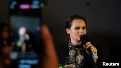 Pemimpin oposisi Belarus, Sviatlana Tsikhanouskaya, berbicara di hadapan anggota komunitas Belarus di Vilnius, Lituania, 11 September 2020.