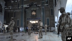 Les forces de sécurité pakistanaises ont été mises en alerte après un attentat meurtrier au sanctuaire du célèbre soufi Lal Shahbaz Qalandar à Sehwan, Pakistan, 16 février 2017.
