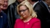 La représentante Liz Cheney, républicaine du Wyoming, attend le président Donald Trump dans la salle Roosevelt de la Maison Blanche, lundi 27 mars 2017, à Washington.