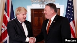 U.S. Secretary of State Mike Pompeo, right, meets with British Foreign Secretary Boris Johnson at the State Department in Washington, May 7, 2018. 