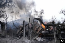 Radar dan peralatan lainnya yang rusak terlihat di fasilitas militer Ukraina di luar Mariupol, Ukraina, Kamis, 24 Februari 2022. (Foto: AP)
