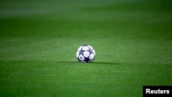 Les filles se voient contraintes de choisir entre le mariage, synonyme d'une fin de carrière dans le football, et le célibat pour vivre leur passion.