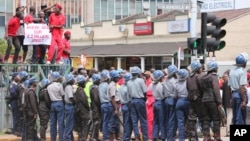 La police disperse des manifestants à Harare, Zimbabwe, 14 mars 2016.