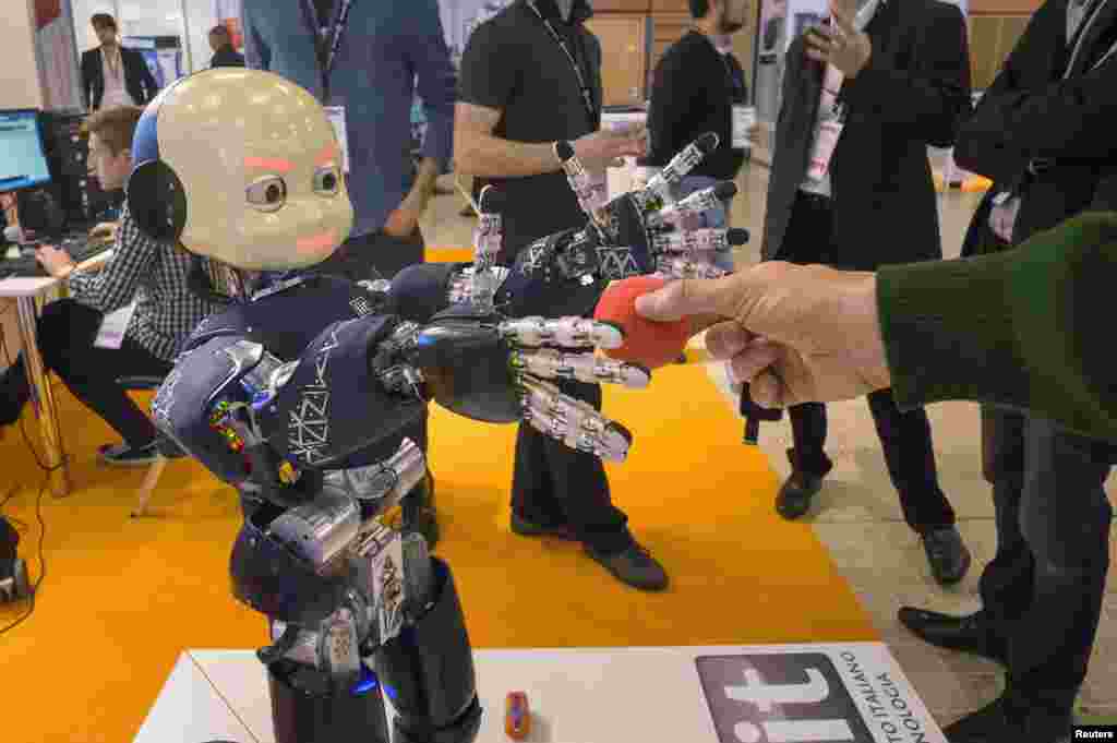 Salah satu robot manusia ikut dipamerkan dalam pameran teknologi robot di kota Lyon, Perancis. 