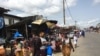 Au marché de la Sicogie un quartier de la commune de Yopougon, Abidjan, le 21 avril 2020. (VOA/Aicha Diarra)