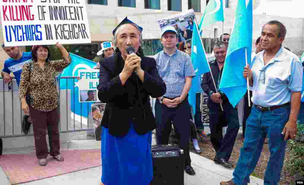 Jahon uyg'urlari kongressi rahbari Robiya Qodir Xitoy elchixonasi qarshisida o'z jamoasi bilan Pekinning uyg'urlarga qarshi siyosatini qoralab, namoyish qilmoqda, Vashington, 3-avgust, 2014-yil. Odil Ruzaliev surati