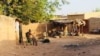 Un enfant dans ce quartier périphérique, Ouagadougou, le 19 février 2021. (VOA/Lamine Traoré)