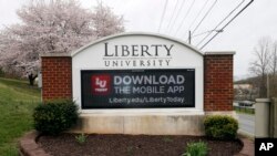 Gerbang pintu masuk menuju ke Universitas Liberty, 24 Maret 2020, di Lynchburg, AS. (Foto: AP)