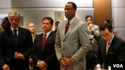 Conrad Murray (kedua dari kanan), dokter pribadi Michael Jackson, saat menghadiri sidang di pengadilan Los Angeles (foto: dok).