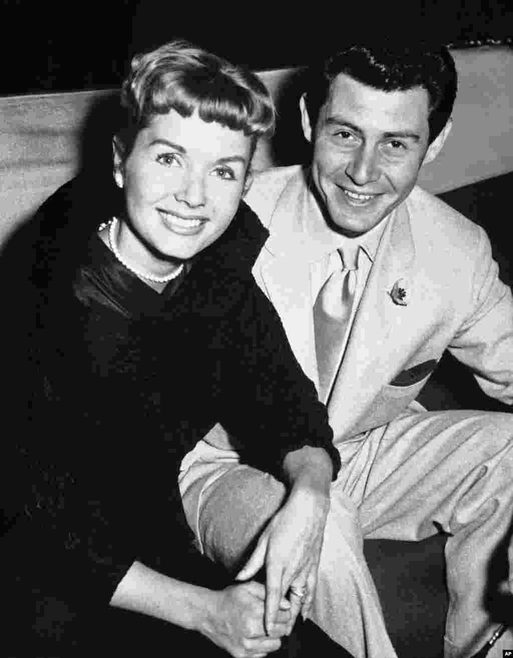 Debbie Reynolds y con su esposo Eddie Fisher en Londres. Reynolds comparó su separación con el triángulo entre Jennifer Aniston, Angelina Jolie y Brad Pitt. &nbsp;