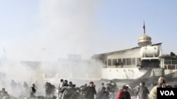 Warga Syiah yang tengah merayakan hari raya Ashura berlarian setelah ledakan bom dekat masjid di Kabul, Selasa (6/12).